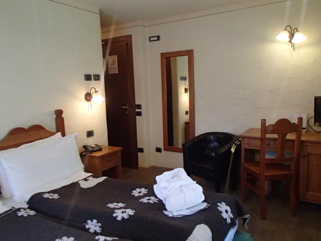 Le Rocher Hotel Champoluc Extérieur photo